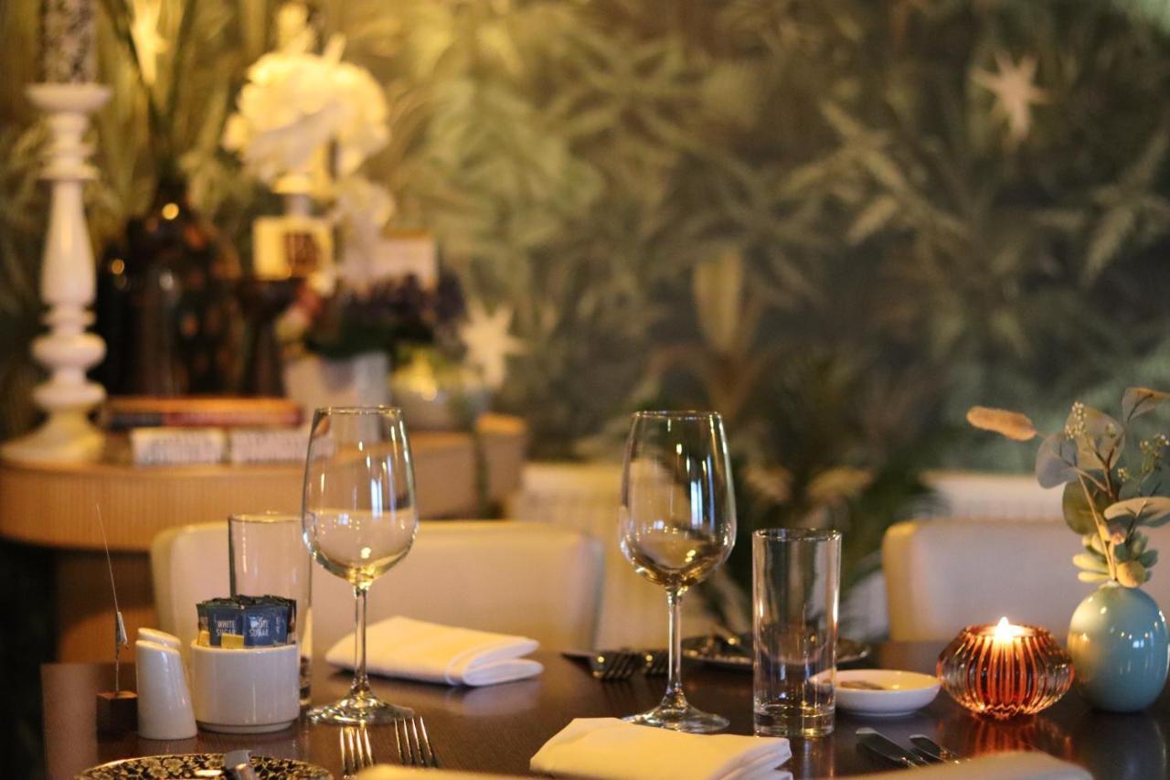 The Waterfront Boutique Hotel Stanley Bagian luar foto
