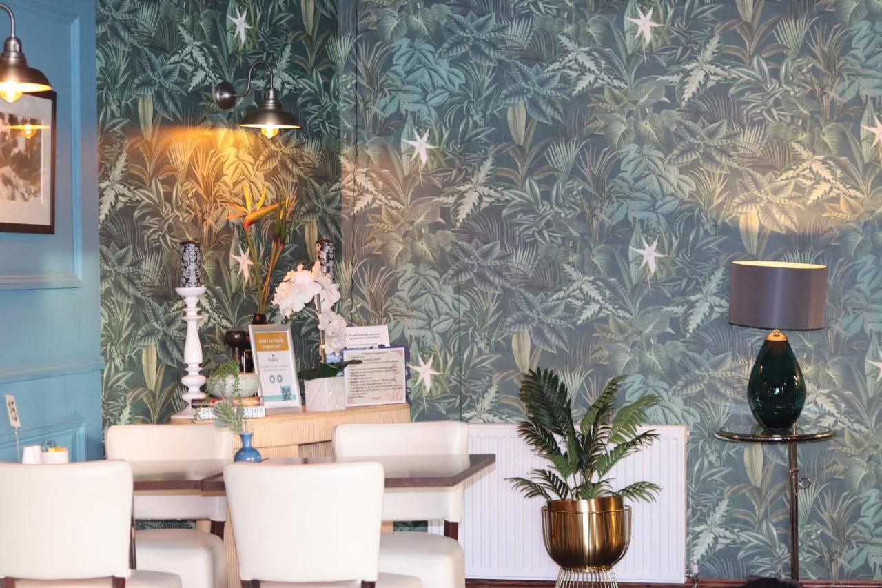 The Waterfront Boutique Hotel Stanley Bagian luar foto