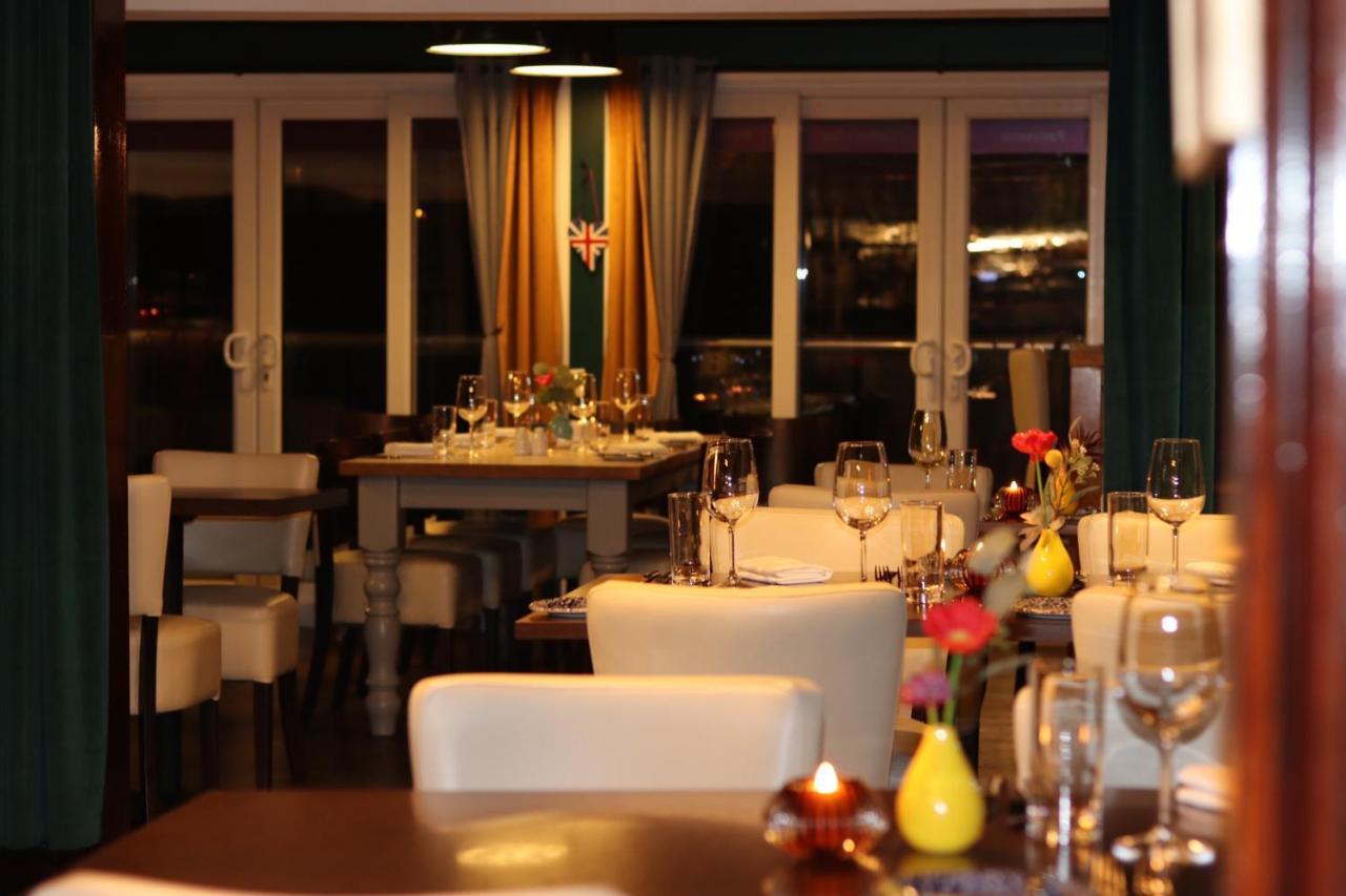The Waterfront Boutique Hotel Stanley Bagian luar foto